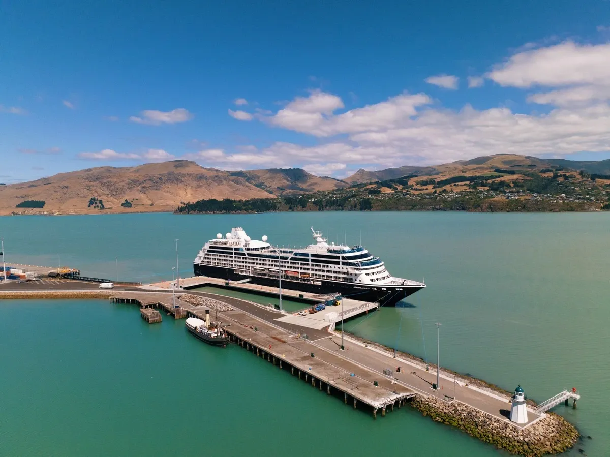 Azamara_Cruises_harbour_554ac12ce2.webp