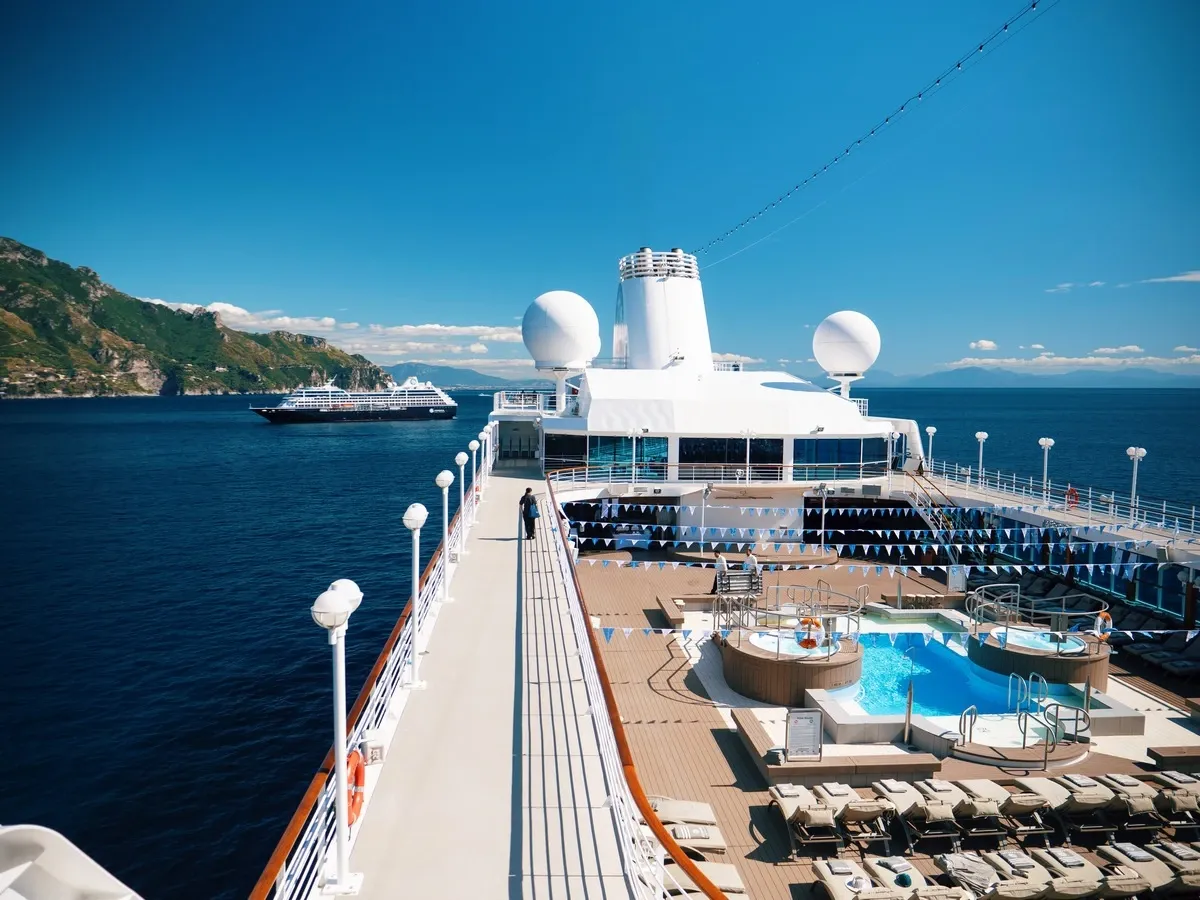 Azamara_Journey_Pool_61b0e452b7.webp