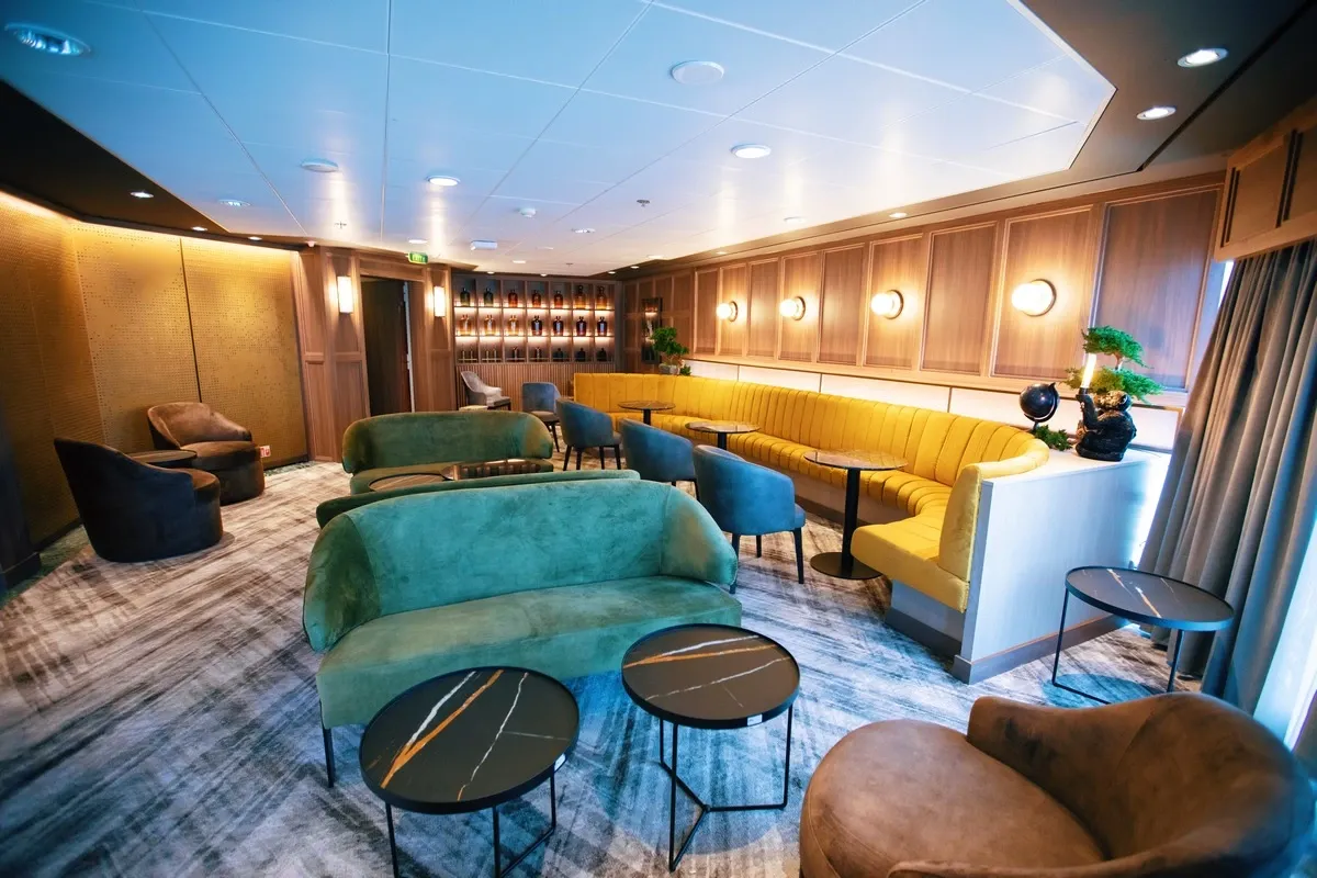Azamara_Onward_Atlas_Bar_db9a958e20.webp