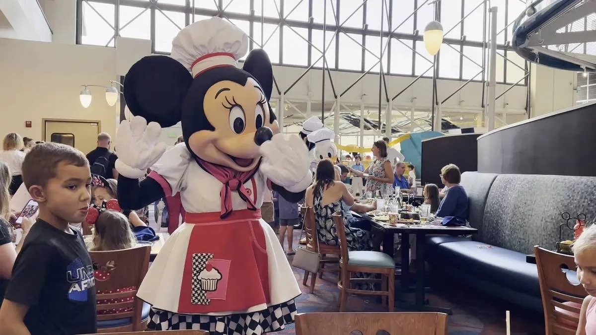 Chef_Mickeys_Minnie_character_dining_00cb5e30b8.webp