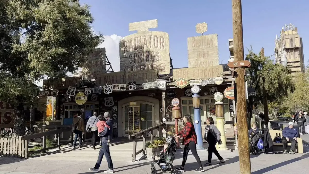 Disney_California_Adventure_Radiator_Springs_plaza_b88000b9ab.webp
