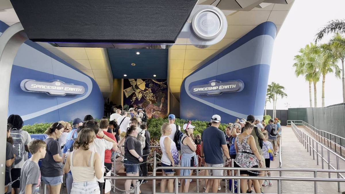 Disney_Epcot_Spaceship_Earth_entrance_2_e39d6b1631.jpg
