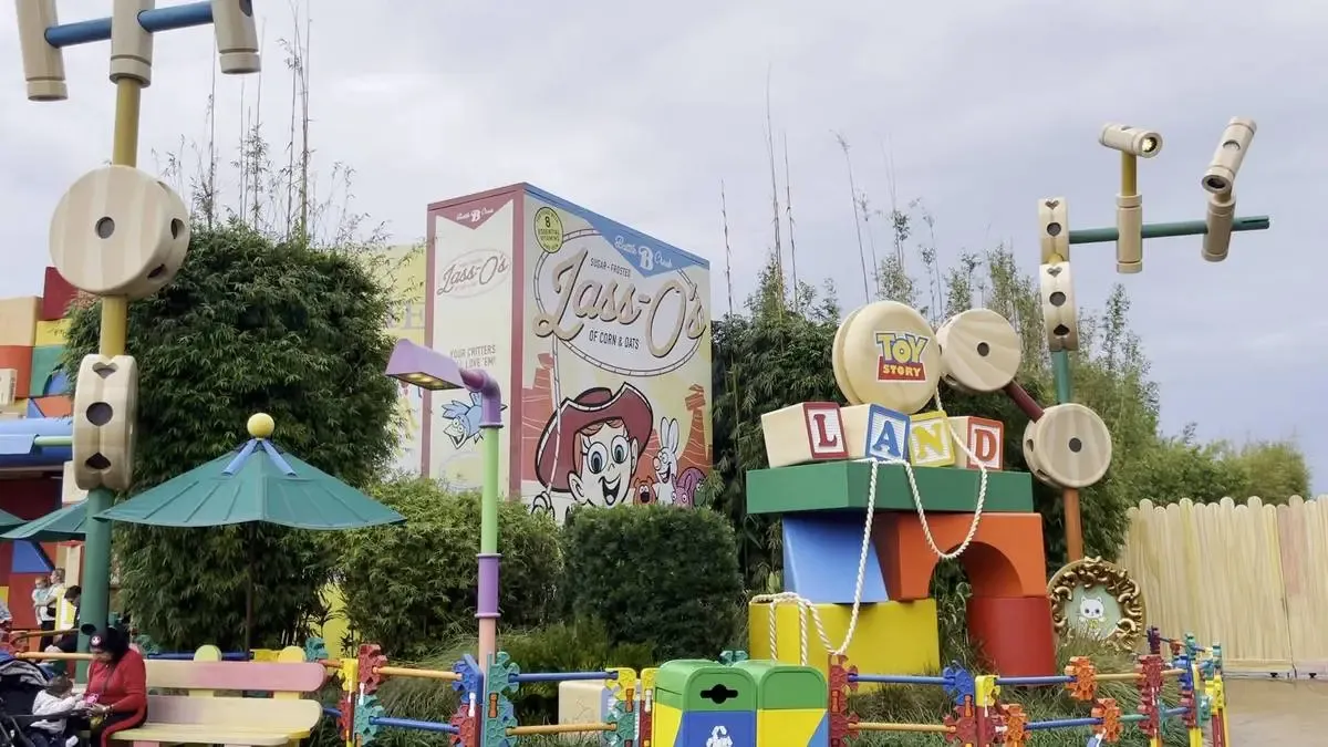 Disney_Hollywood_Studios_Toy_Story_Land_entrance_b2da997d21-2.webp