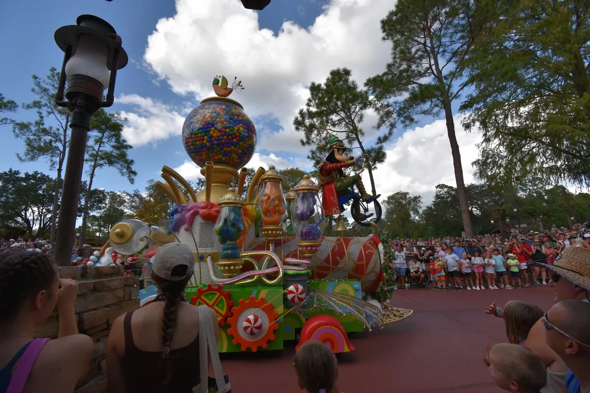Disney_Magic_Kingdom_Christmas_Daily_Parade_eff01fdac1.webp