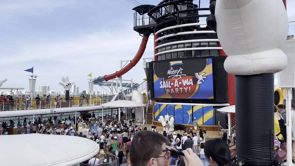 Disney_Magic_Mickey_Sail_away_party_2bfe52b5ea.webp
