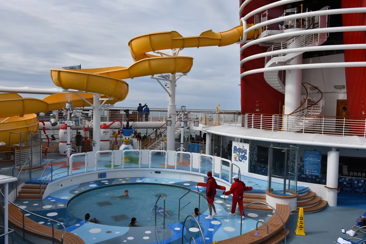 Disney_Wonder_top_deck_pool_6ab3c97377.webp