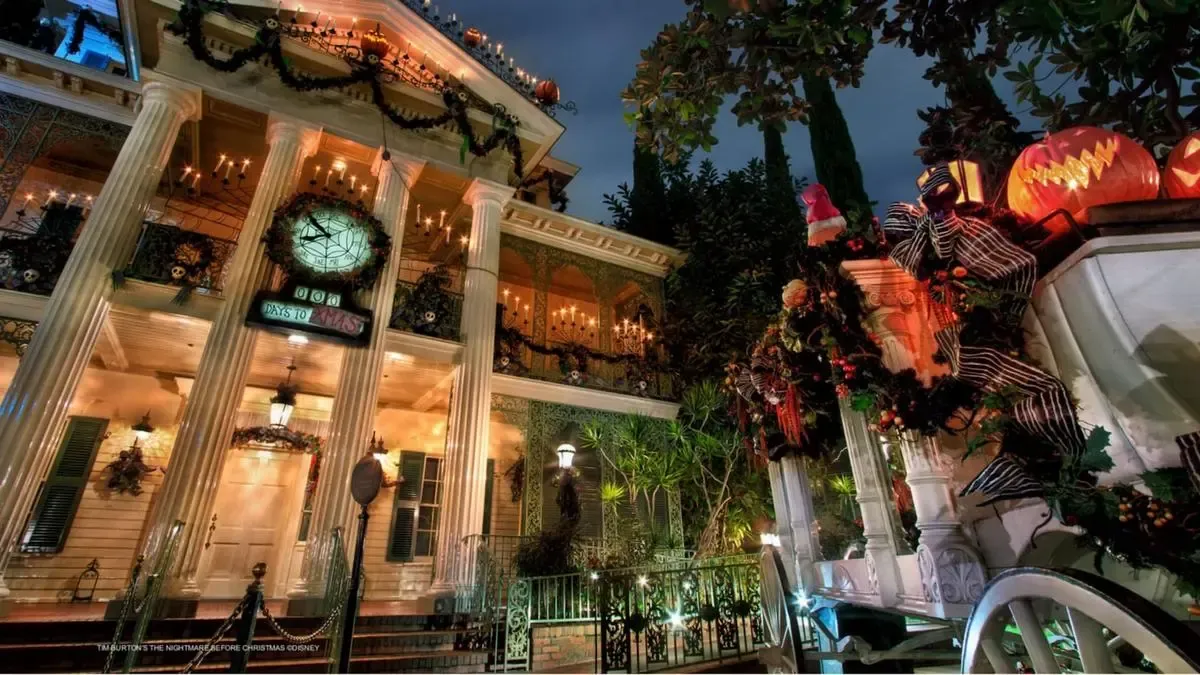 Disneyland_Christmas_Haunted_Mansion_overlay_445709b8b2.webp