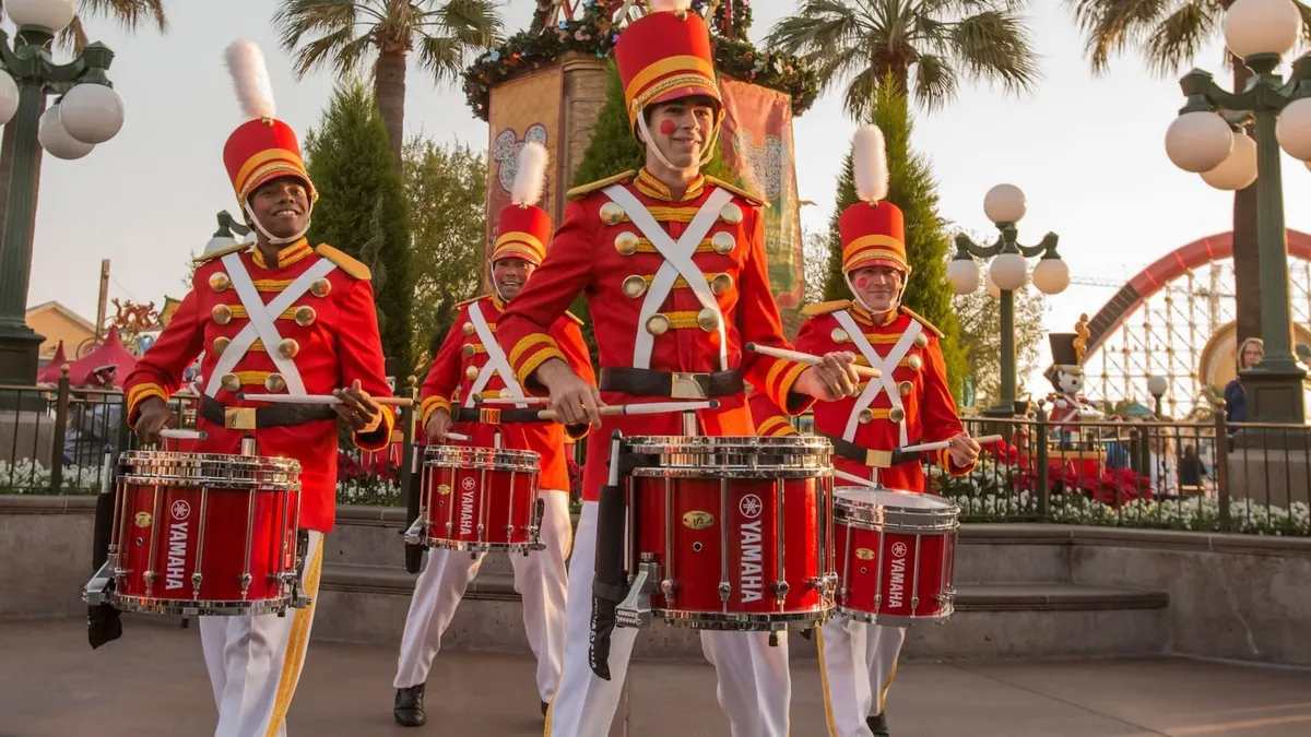 Disneyland_Christmas_Toy_Soldiers_Drummers_b930fbeff3.webp