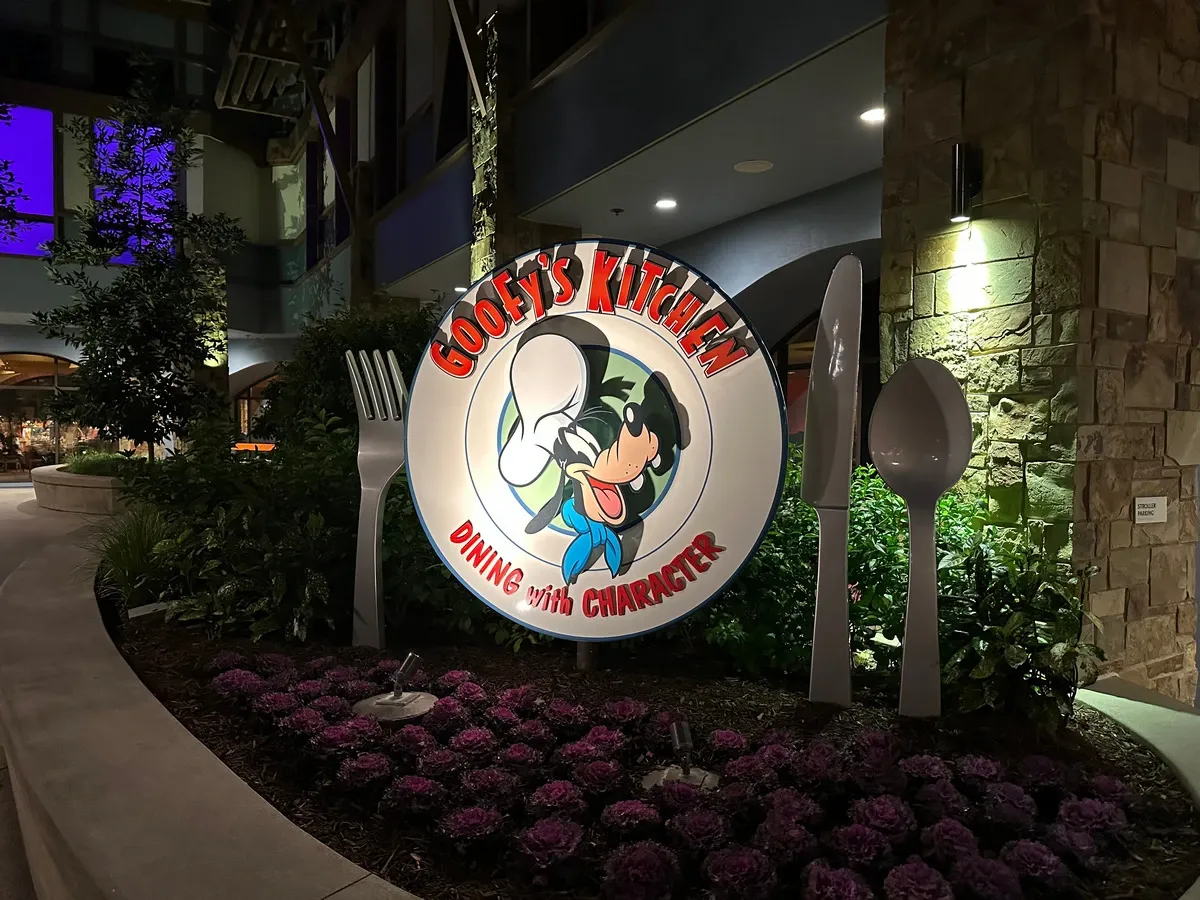 Disneyland_Hotel_Goofys_Kitchen_outside_9ff11f2a18-1.webp