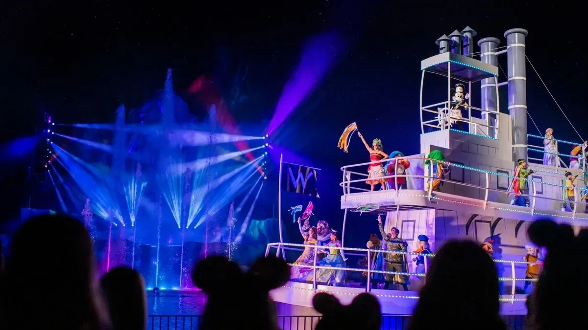 Hollywood_Studios_Fantasmic_boat_fca5978610.webp