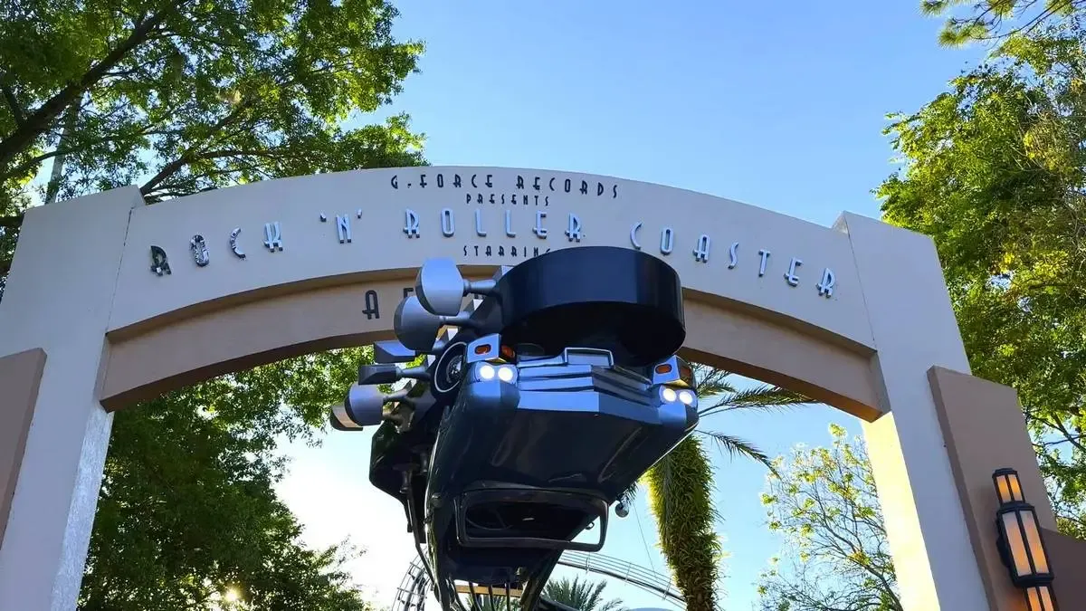 Hollywood_Studios_Rock_Roller_coaster_entrance_7f2633619a.webp