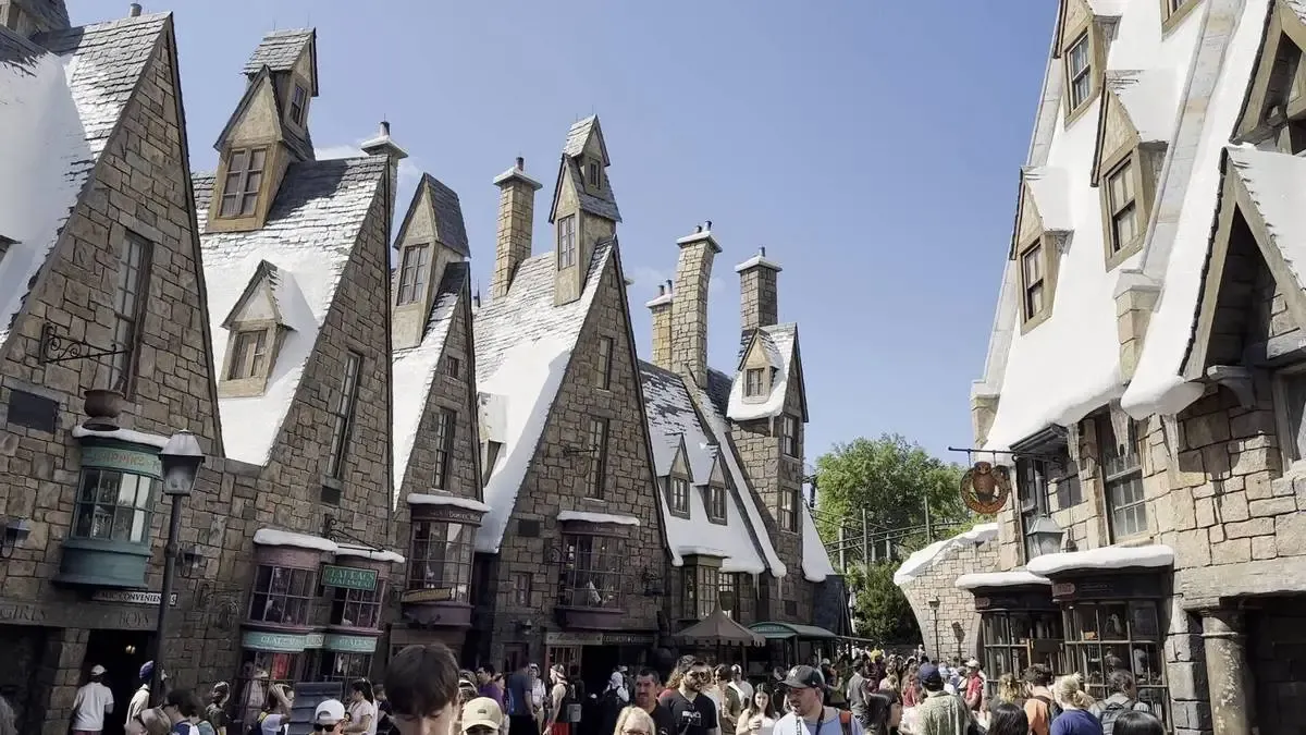 Islands_Adventure_Hogsmeade_2_e06476f572.webp