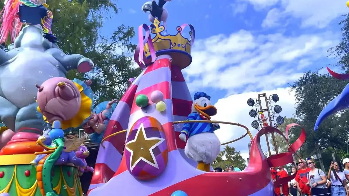 Magic_Kingdom_Festival_Fantasy_parade_donald_f9b1c0c418.webp
