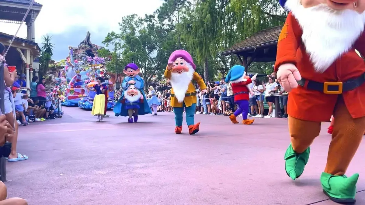 Magic_Kingdom_Festival_Fantasy_parade_snow_white_b434a559cf.webp