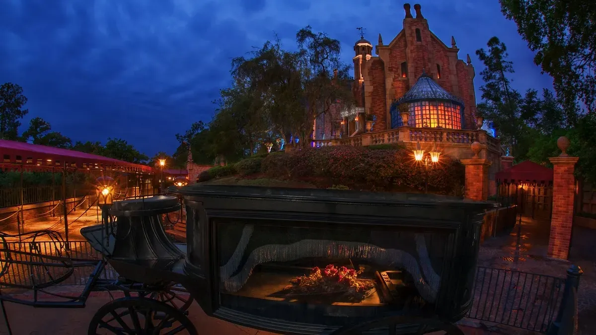 Magic_Kingdom_Haunted_Mansion_outside_4c078f2ada.webp