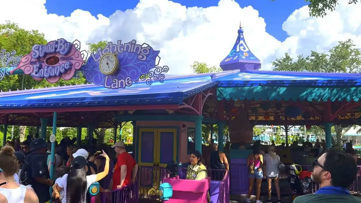 Magic_Kingdom_Mad_Tea_Party_entrance_cd8fa63519.webp
