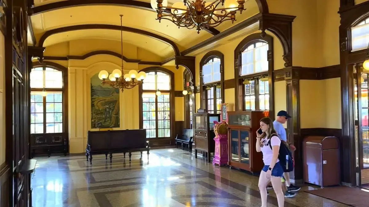 Magic_Kingdom_Railroad_train_station_3_0e29ae6723.webp