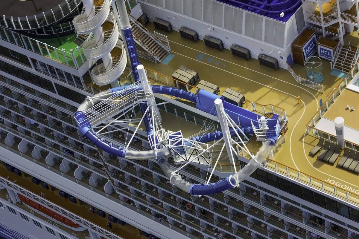 Norwegian_Cruise_Line_top_deck_waterslide_2d42eec06a.webp