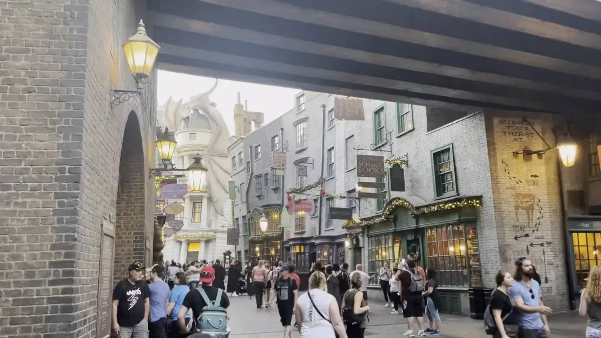 Universal_Studios_Diagon_Alley_Streets_3952342359.webp